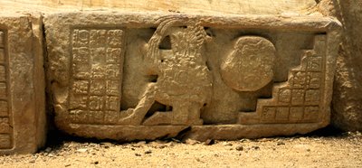 Basso rilievo di un giocatore di palla, la palla e i glifi che danno una descrizione, Periodo Classico Tardo (700-900 d.C.) da Mayan